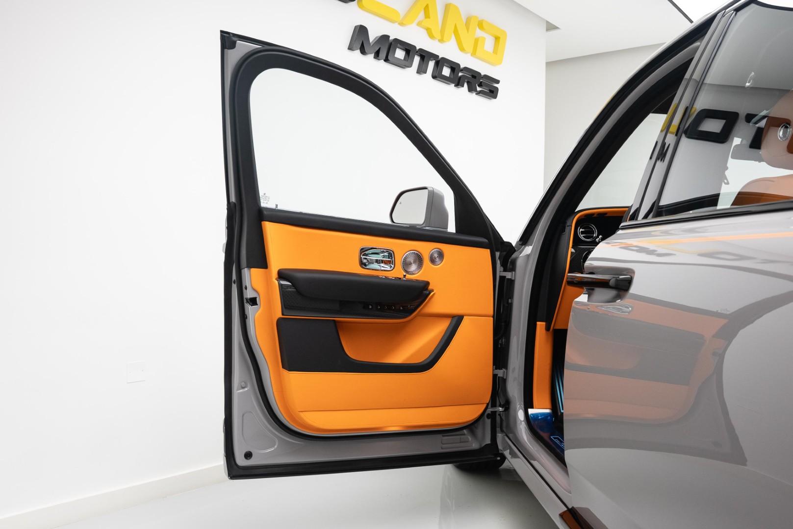 2025 ROLLS ROYCE CULLINAN BLACK BADGE.  BESPOKE SOUND SYSTEM. VIP REAR SEATS. WARRANTY & SERVICE 